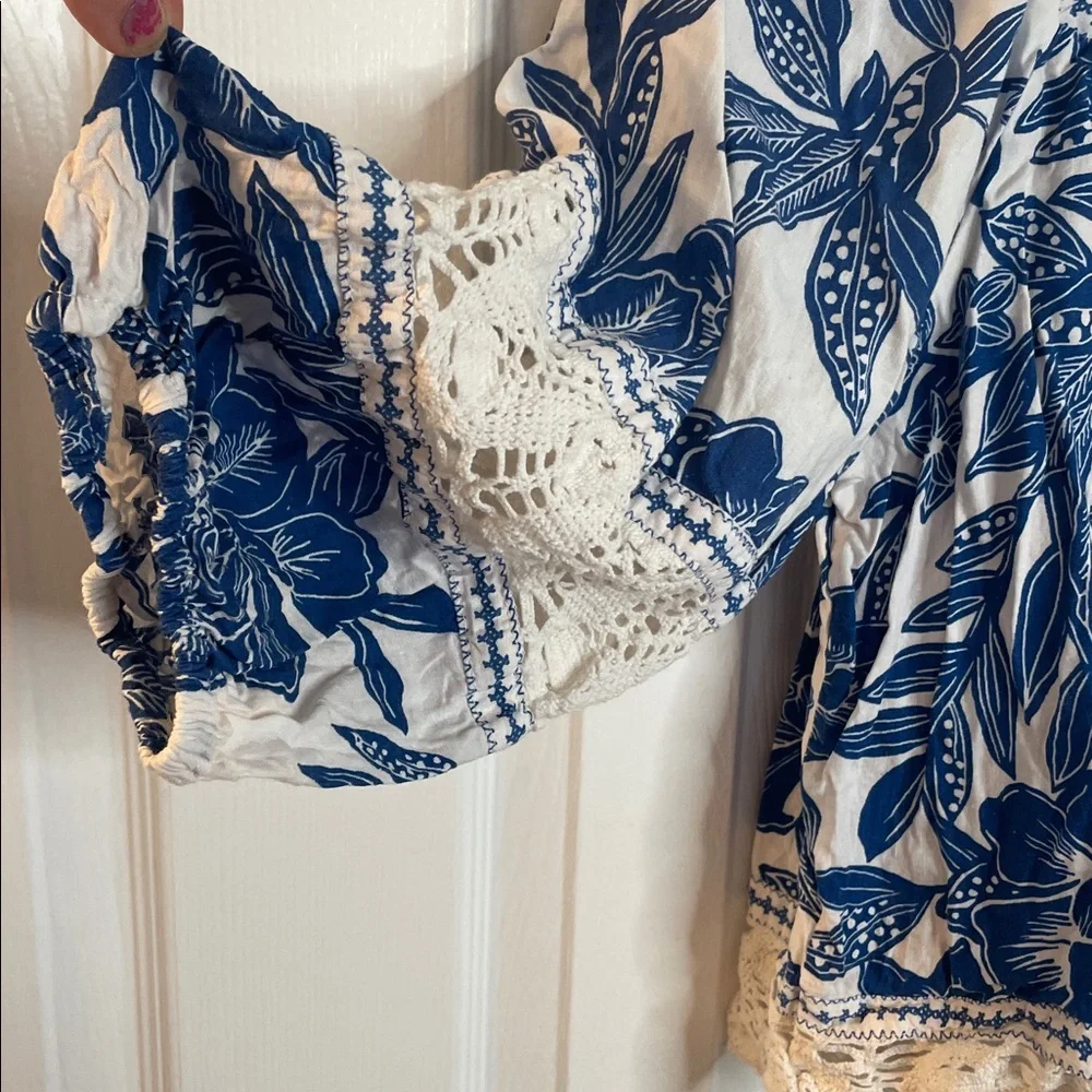 CHRISTIAN SIRIANO BLUE & WHITE FLORAL PATTERN TOP BLOUSE WITH CROCHET TRIM SZ L - Picture 2 of 10